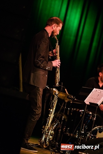 Zdjęcie w galerii na portalu naszraciborz.pl: Kuba Badach w hołdzie Andrzejowi Zausze w Raciborskim Centrum Kultury wiadomości z regionu