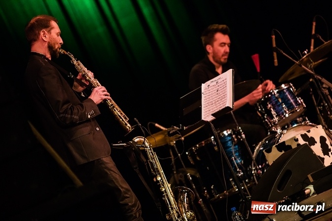 Zdjęcie w galerii na portalu naszraciborz.pl: Kuba Badach w hołdzie Andrzejowi Zausze w Raciborskim Centrum Kultury wiadomości z regionu