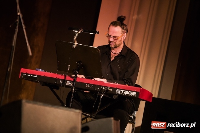 Zdjęcie w galerii na portalu naszraciborz.pl: Kuba Badach w hołdzie Andrzejowi Zausze w Raciborskim Centrum Kultury wiadomości z regionu