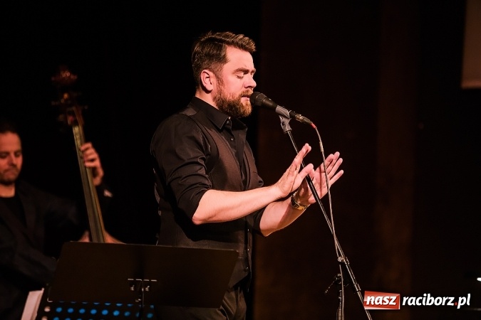 Zdjęcie w galerii na portalu naszraciborz.pl: Kuba Badach w hołdzie Andrzejowi Zausze w Raciborskim Centrum Kultury wiadomości z regionu
