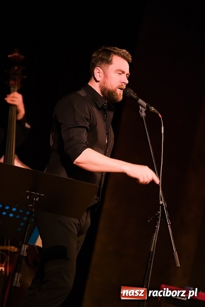 Zdjęcie w galerii na portalu naszraciborz.pl: Kuba Badach w hołdzie Andrzejowi Zausze w Raciborskim Centrum Kultury wiadomości z regionu