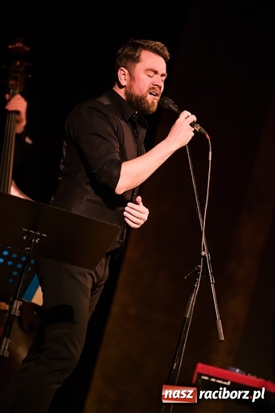 Zdjęcie w galerii na portalu naszraciborz.pl: Kuba Badach w hołdzie Andrzejowi Zausze w Raciborskim Centrum Kultury wiadomości z regionu