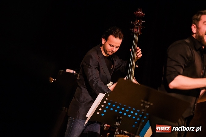 Zdjęcie w galerii na portalu naszraciborz.pl: Kuba Badach w hołdzie Andrzejowi Zausze w Raciborskim Centrum Kultury wiadomości z regionu