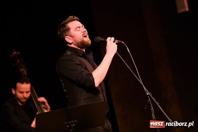 Zdjęcie w galerii na portalu naszraciborz.pl: Kuba Badach w hołdzie Andrzejowi Zausze w Raciborskim Centrum Kultury wiadomości z regionu