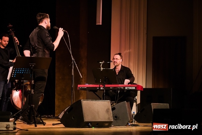 Zdjęcie w galerii na portalu naszraciborz.pl: Kuba Badach w hołdzie Andrzejowi Zausze w Raciborskim Centrum Kultury wiadomości z regionu