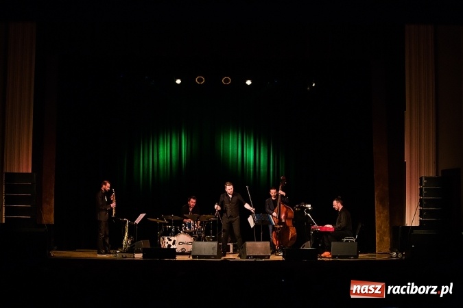 Zdjęcie w galerii na portalu naszraciborz.pl: Kuba Badach w hołdzie Andrzejowi Zausze w Raciborskim Centrum Kultury wiadomości z regionu
