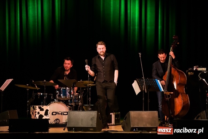 Zdjęcie w galerii na portalu naszraciborz.pl: Kuba Badach w hołdzie Andrzejowi Zausze w Raciborskim Centrum Kultury wiadomości z regionu
