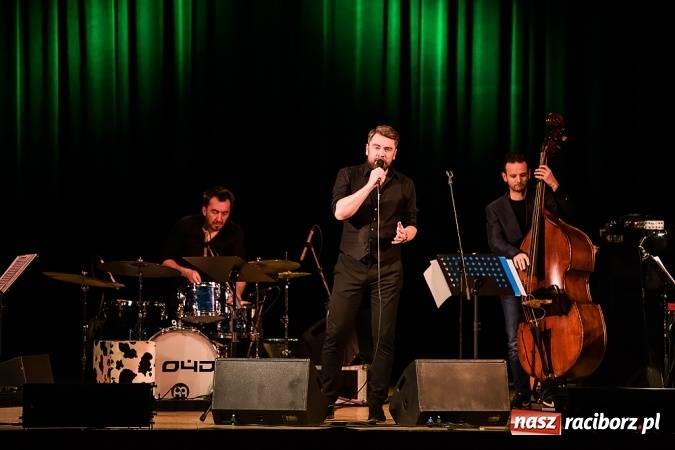 Zdjęcie w galerii na portalu naszraciborz.pl: Kuba Badach w hołdzie Andrzejowi Zausze w Raciborskim Centrum Kultury wiadomości z regionu