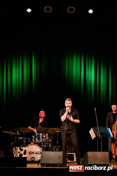 Zdjęcie w galerii na portalu naszraciborz.pl: Kuba Badach w hołdzie Andrzejowi Zausze w Raciborskim Centrum Kultury wiadomości z regionu