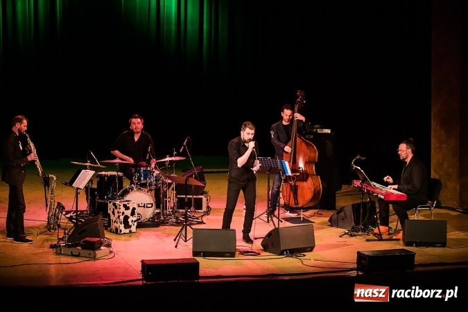 Zdjęcie w galerii na portalu naszraciborz.pl: Kuba Badach w hołdzie Andrzejowi Zausze w Raciborskim Centrum Kultury wiadomości z regionu