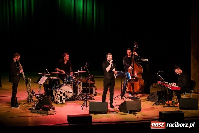 Zdjęcie w galerii na portalu naszraciborz.pl: Kuba Badach w hołdzie Andrzejowi Zausze w Raciborskim Centrum Kultury wiadomości z regionu