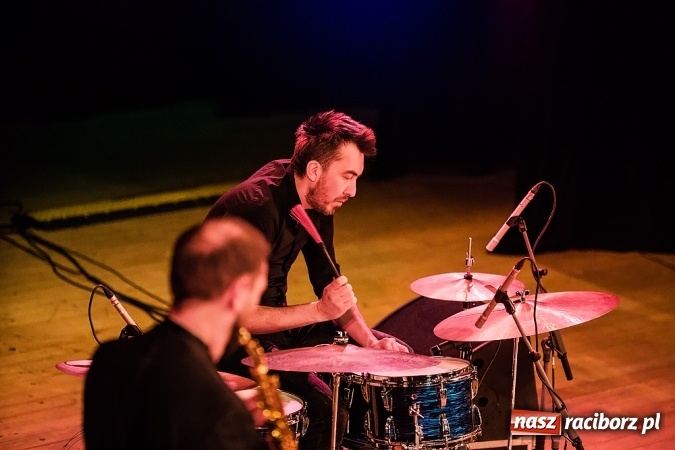 Zdjęcie w galerii na portalu naszraciborz.pl: Kuba Badach w hołdzie Andrzejowi Zausze w Raciborskim Centrum Kultury wiadomości z regionu