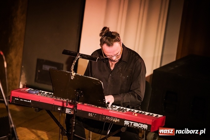 Zdjęcie w galerii na portalu naszraciborz.pl: Kuba Badach w hołdzie Andrzejowi Zausze w Raciborskim Centrum Kultury wiadomości z regionu