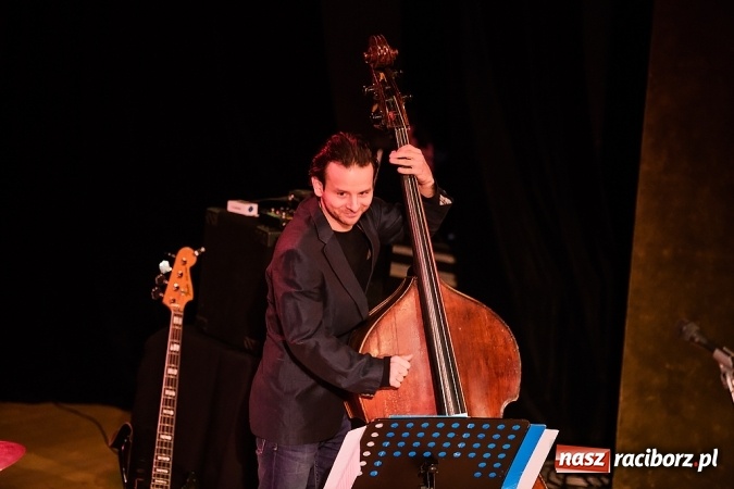 Zdjęcie w galerii na portalu naszraciborz.pl: Kuba Badach w hołdzie Andrzejowi Zausze w Raciborskim Centrum Kultury wiadomości z regionu