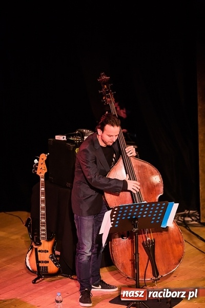 Zdjęcie w galerii na portalu naszraciborz.pl: Kuba Badach w hołdzie Andrzejowi Zausze w Raciborskim Centrum Kultury wiadomości z regionu