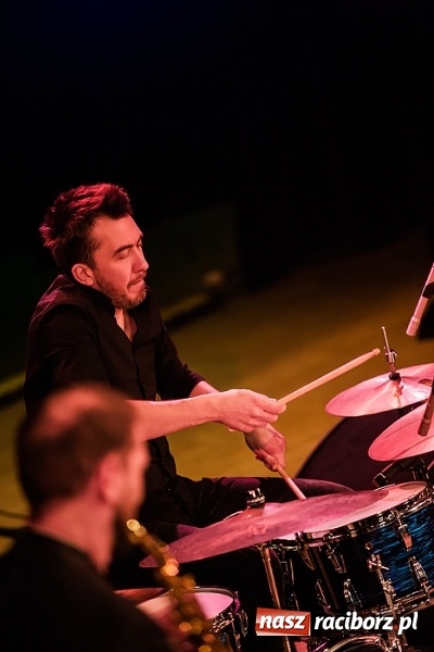 Zdjęcie w galerii na portalu naszraciborz.pl: Kuba Badach w hołdzie Andrzejowi Zausze w Raciborskim Centrum Kultury wiadomości z regionu