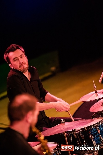 Zdjęcie w galerii na portalu naszraciborz.pl: Kuba Badach w hołdzie Andrzejowi Zausze w Raciborskim Centrum Kultury wiadomości z regionu