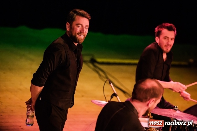 Zdjęcie w galerii na portalu naszraciborz.pl: Kuba Badach w hołdzie Andrzejowi Zausze w Raciborskim Centrum Kultury wiadomości z regionu