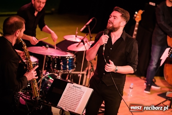 Zdjęcie w galerii na portalu naszraciborz.pl: Kuba Badach w hołdzie Andrzejowi Zausze w Raciborskim Centrum Kultury wiadomości z regionu