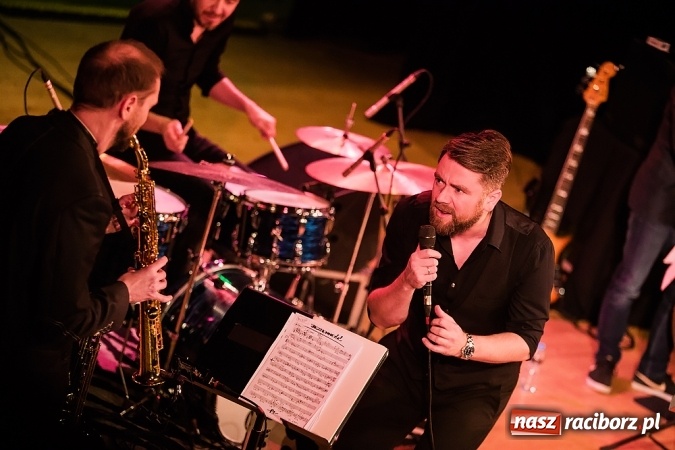 Zdjęcie w galerii na portalu naszraciborz.pl: Kuba Badach w hołdzie Andrzejowi Zausze w Raciborskim Centrum Kultury wiadomości z regionu