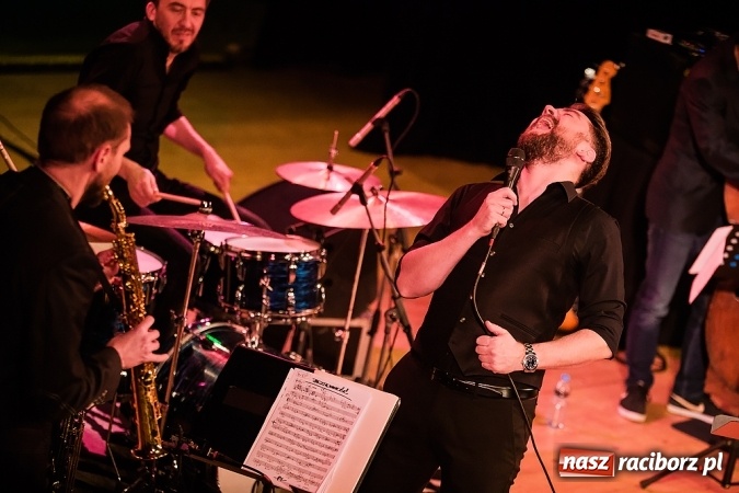 Zdjęcie w galerii na portalu naszraciborz.pl: Kuba Badach w hołdzie Andrzejowi Zausze w Raciborskim Centrum Kultury wiadomości z regionu