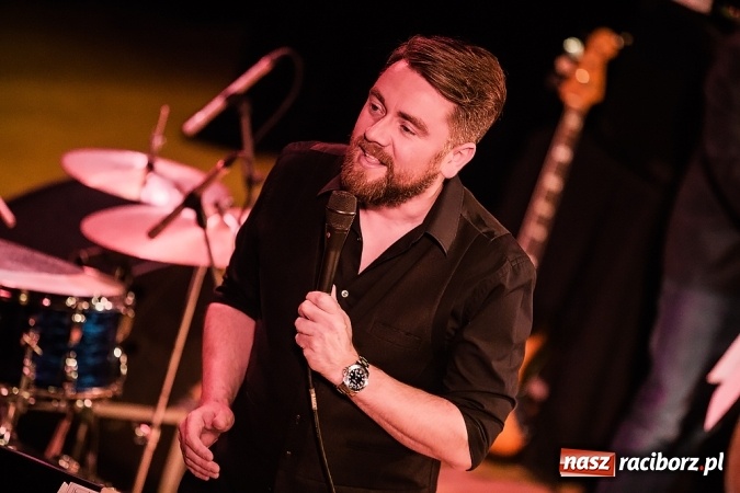 Zdjęcie w galerii na portalu naszraciborz.pl: Kuba Badach w hołdzie Andrzejowi Zausze w Raciborskim Centrum Kultury wiadomości z regionu