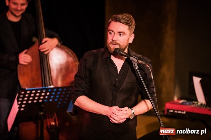Zdjęcie w galerii na portalu naszraciborz.pl: Kuba Badach w hołdzie Andrzejowi Zausze w Raciborskim Centrum Kultury wiadomości z regionu