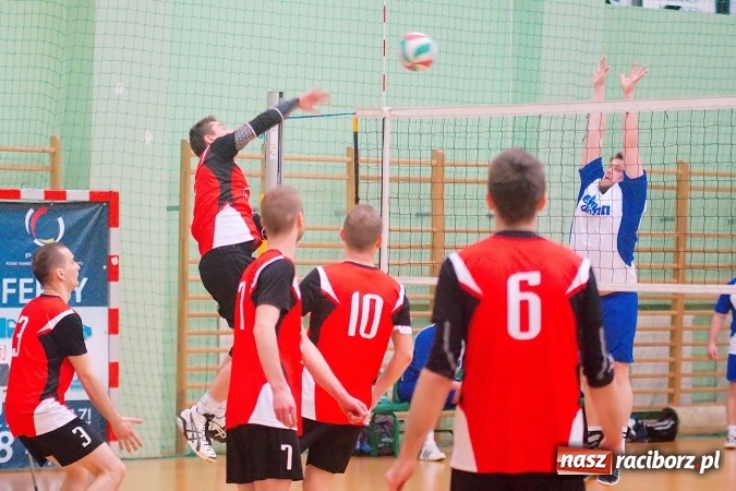Zdjęcie w galerii na portalu naszraciborz.pl: Siatkarskie zmagania zakładów pracy i służb mundurowych - dzień drugi. Ubiegłoroczny zwycięzca poza czwórką! Eko Okna z Pucharem Prezydenta wiadomości z regionu