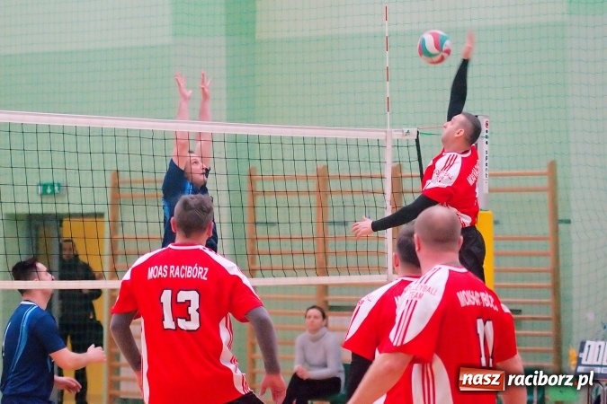 Zdjęcie w galerii na portalu naszraciborz.pl: Siatkarskie zmagania zakładów pracy i służb mundurowych - dzień drugi. Ubiegłoroczny zwycięzca poza czwórką! Eko Okna z Pucharem Prezydenta wiadomości z regionu