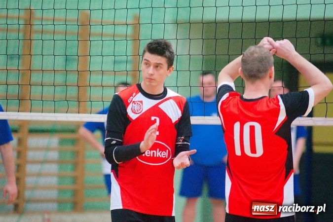 Zdjęcie w galerii na portalu naszraciborz.pl: Siatkarskie zmagania zakładów pracy i służb mundurowych - dzień drugi. Ubiegłoroczny zwycięzca poza czwórką! Eko Okna z Pucharem Prezydenta wiadomości z regionu