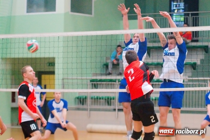Zdjęcie w galerii na portalu naszraciborz.pl: Siatkarskie zmagania zakładów pracy i służb mundurowych - dzień drugi. Ubiegłoroczny zwycięzca poza czwórką! Eko Okna z Pucharem Prezydenta wiadomości z regionu
