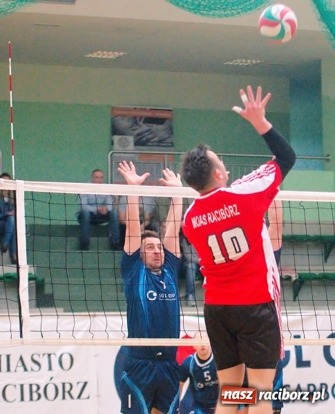 Zdjęcie w galerii na portalu naszraciborz.pl: Siatkarskie zmagania zakładów pracy i służb mundurowych - dzień drugi. Ubiegłoroczny zwycięzca poza czwórką! Eko Okna z Pucharem Prezydenta wiadomości z regionu