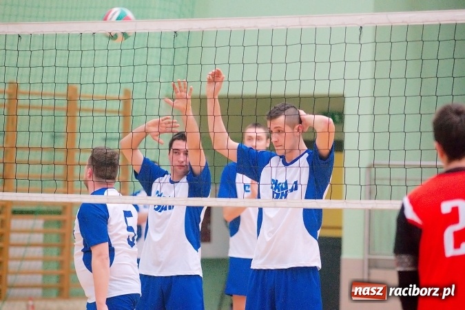 Zdjęcie w galerii na portalu naszraciborz.pl: Siatkarskie zmagania zakładów pracy i służb mundurowych - dzień drugi. Ubiegłoroczny zwycięzca poza czwórką! Eko Okna z Pucharem Prezydenta wiadomości z regionu