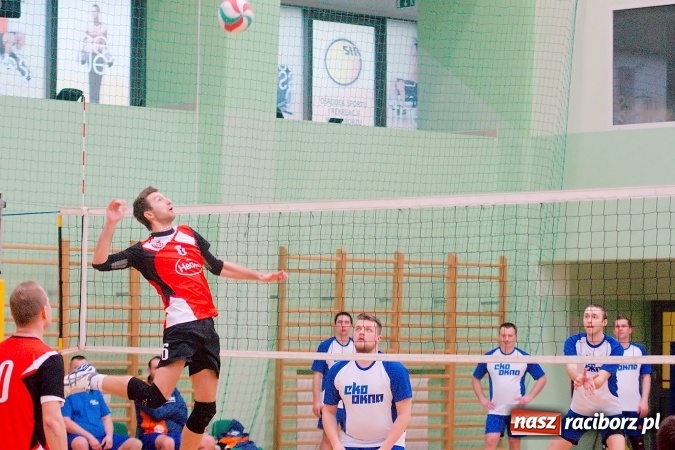 Zdjęcie w galerii na portalu naszraciborz.pl: Siatkarskie zmagania zakładów pracy i służb mundurowych - dzień drugi. Ubiegłoroczny zwycięzca poza czwórką! Eko Okna z Pucharem Prezydenta wiadomości z regionu