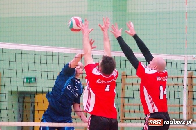 Zdjęcie w galerii na portalu naszraciborz.pl: Siatkarskie zmagania zakładów pracy i służb mundurowych - dzień drugi. Ubiegłoroczny zwycięzca poza czwórką! Eko Okna z Pucharem Prezydenta wiadomości z regionu