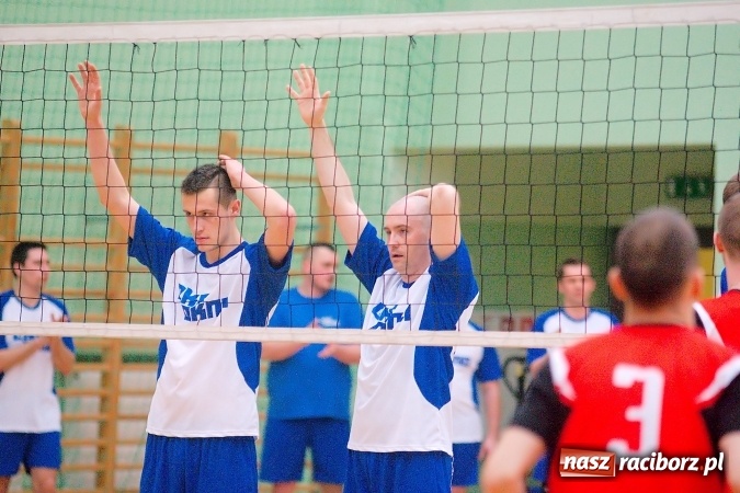 Zdjęcie w galerii na portalu naszraciborz.pl: Siatkarskie zmagania zakładów pracy i służb mundurowych - dzień drugi. Ubiegłoroczny zwycięzca poza czwórką! Eko Okna z Pucharem Prezydenta wiadomości z regionu