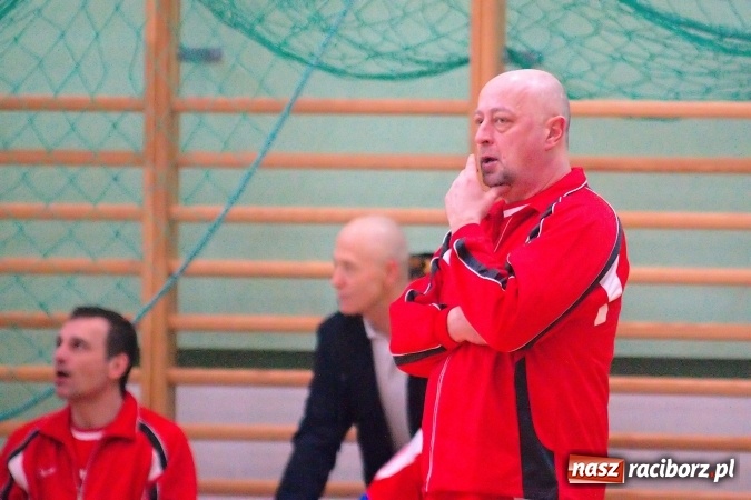 Zdjęcie w galerii na portalu naszraciborz.pl: Siatkarskie zmagania zakładów pracy i służb mundurowych - dzień drugi. Ubiegłoroczny zwycięzca poza czwórką! Eko Okna z Pucharem Prezydenta wiadomości z regionu