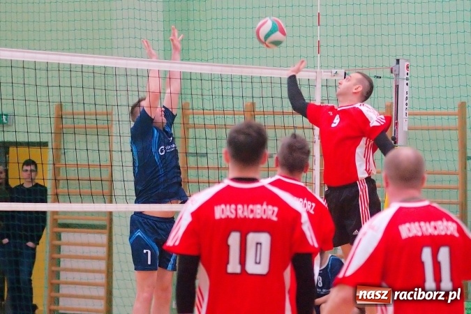 Zdjęcie w galerii na portalu naszraciborz.pl: Siatkarskie zmagania zakładów pracy i służb mundurowych - dzień drugi. Ubiegłoroczny zwycięzca poza czwórką! Eko Okna z Pucharem Prezydenta wiadomości z regionu