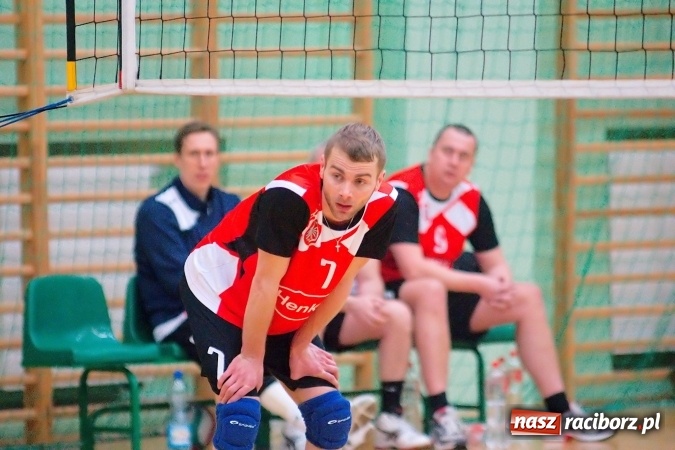 Zdjęcie w galerii na portalu naszraciborz.pl: Siatkarskie zmagania zakładów pracy i służb mundurowych - dzień drugi. Ubiegłoroczny zwycięzca poza czwórką! Eko Okna z Pucharem Prezydenta wiadomości z regionu