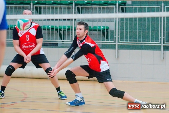 Zdjęcie w galerii na portalu naszraciborz.pl: Siatkarskie zmagania zakładów pracy i służb mundurowych - dzień drugi. Ubiegłoroczny zwycięzca poza czwórką! Eko Okna z Pucharem Prezydenta wiadomości z regionu