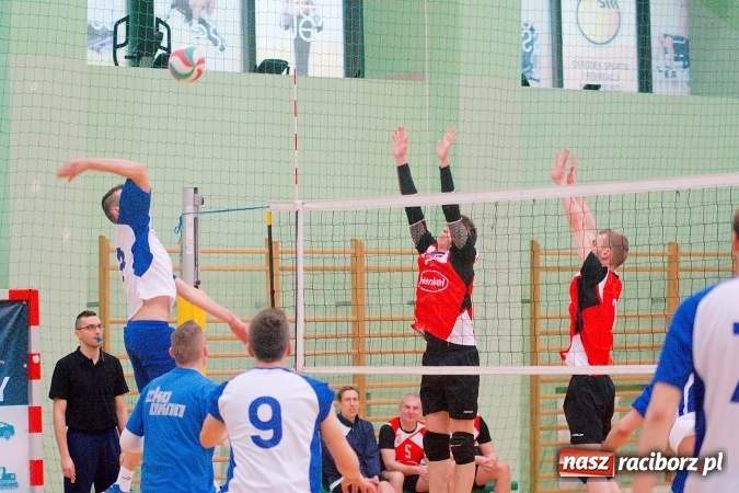 Zdjęcie w galerii na portalu naszraciborz.pl: Siatkarskie zmagania zakładów pracy i służb mundurowych - dzień drugi. Ubiegłoroczny zwycięzca poza czwórką! Eko Okna z Pucharem Prezydenta wiadomości z regionu