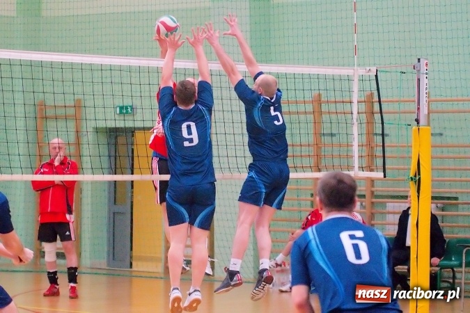 Zdjęcie w galerii na portalu naszraciborz.pl: Siatkarskie zmagania zakładów pracy i służb mundurowych - dzień drugi. Ubiegłoroczny zwycięzca poza czwórką! Eko Okna z Pucharem Prezydenta wiadomości z regionu