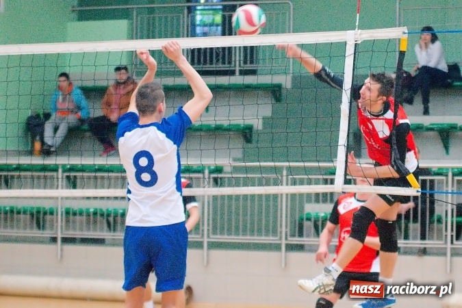 Zdjęcie w galerii na portalu naszraciborz.pl: Siatkarskie zmagania zakładów pracy i służb mundurowych - dzień drugi. Ubiegłoroczny zwycięzca poza czwórką! Eko Okna z Pucharem Prezydenta wiadomości z regionu