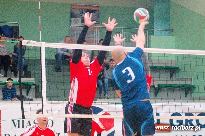 Zdjęcie w galerii na portalu naszraciborz.pl: Siatkarskie zmagania zakładów pracy i służb mundurowych - dzień drugi. Ubiegłoroczny zwycięzca poza czwórką! Eko Okna z Pucharem Prezydenta wiadomości z regionu