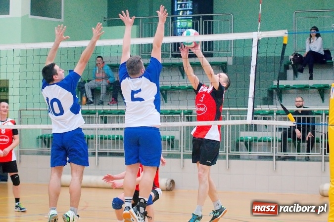 Zdjęcie w galerii na portalu naszraciborz.pl: Siatkarskie zmagania zakładów pracy i służb mundurowych - dzień drugi. Ubiegłoroczny zwycięzca poza czwórką! Eko Okna z Pucharem Prezydenta wiadomości z regionu