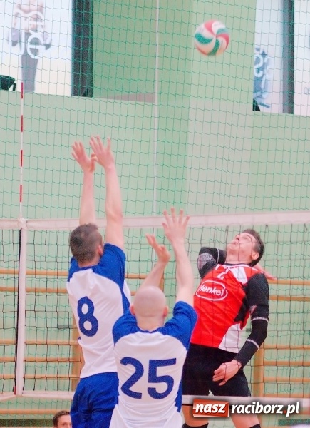 Zdjęcie w galerii na portalu naszraciborz.pl: Siatkarskie zmagania zakładów pracy i służb mundurowych - dzień drugi. Ubiegłoroczny zwycięzca poza czwórką! Eko Okna z Pucharem Prezydenta wiadomości z regionu