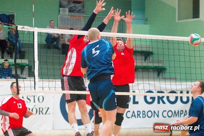 Zdjęcie w galerii na portalu naszraciborz.pl: Siatkarskie zmagania zakładów pracy i służb mundurowych - dzień drugi. Ubiegłoroczny zwycięzca poza czwórką! Eko Okna z Pucharem Prezydenta wiadomości z regionu