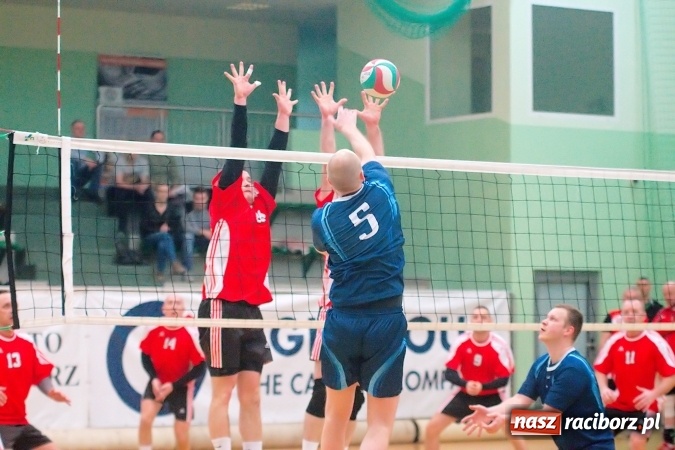 Zdjęcie w galerii na portalu naszraciborz.pl: Siatkarskie zmagania zakładów pracy i służb mundurowych - dzień drugi. Ubiegłoroczny zwycięzca poza czwórką! Eko Okna z Pucharem Prezydenta wiadomości z regionu