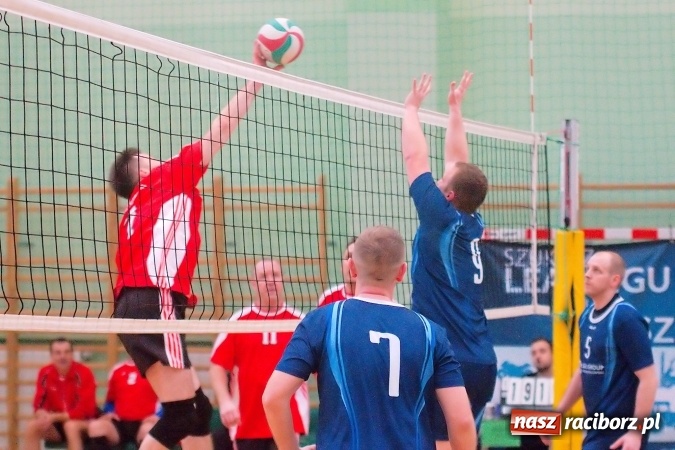 Zdjęcie w galerii na portalu naszraciborz.pl: Siatkarskie zmagania zakładów pracy i służb mundurowych - dzień drugi. Ubiegłoroczny zwycięzca poza czwórką! Eko Okna z Pucharem Prezydenta wiadomości z regionu