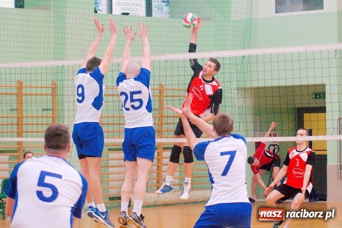 Zdjęcie w galerii na portalu naszraciborz.pl: Siatkarskie zmagania zakładów pracy i służb mundurowych - dzień drugi. Ubiegłoroczny zwycięzca poza czwórką! Eko Okna z Pucharem Prezydenta wiadomości z regionu